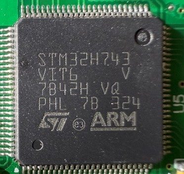 Microcontroller 32-bit, marked STM32H743VIT6 7B42H VQ PHL 7B 324
