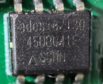 Serial Flash Memory 32Mbit, marked adesto2130 450B041E SSHM
