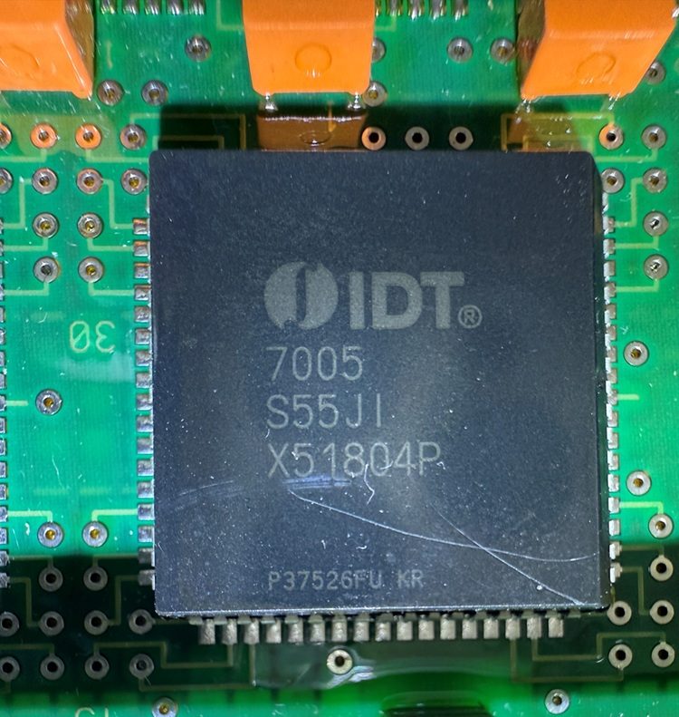 Memory chip, marked IDT7005 S55JI Х51804Р Р37526FU KR