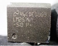 Voltage regulator, marked 46CDE1UG3 LM2576T -5.0 P+
