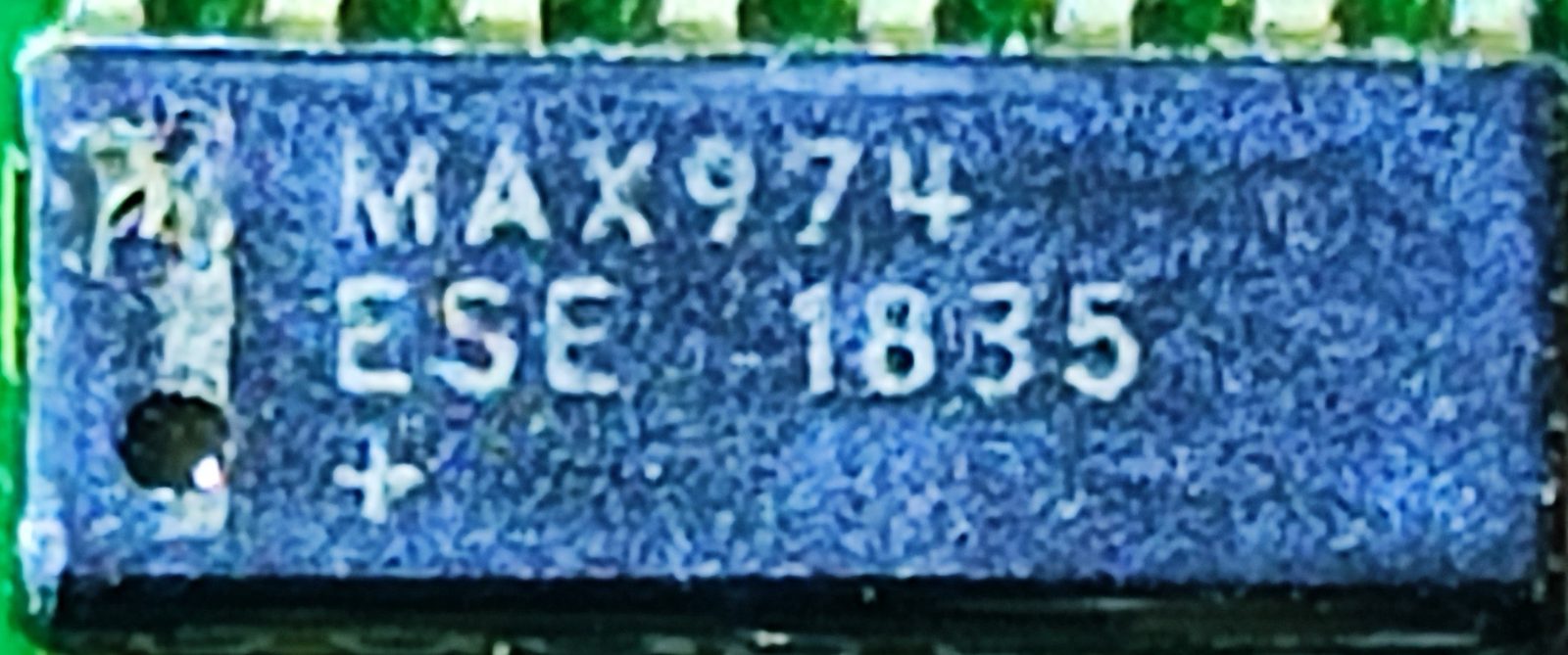 An open-drain, ultra-low-power, dual-supply comparator, marked MAX974 ESE 1835 +