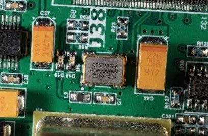 Clock oscillator, marked CTS39CB3